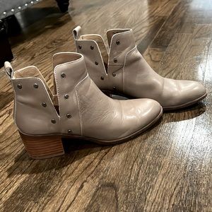 Franco Sarto bootie 7.5- Taupe.